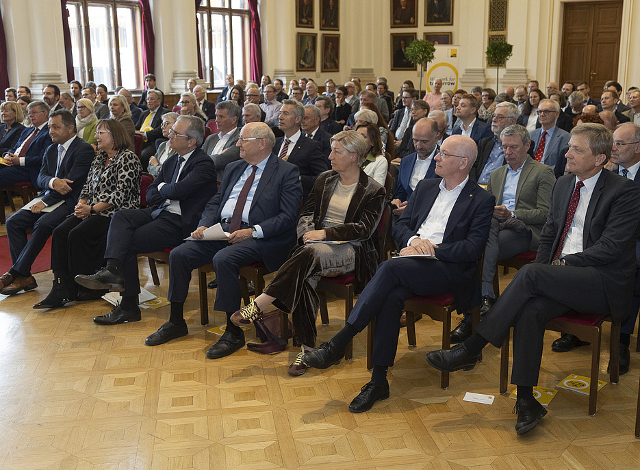 Viele Menschen sitzen in einem großen Saal ©Fotostudio Gasser
