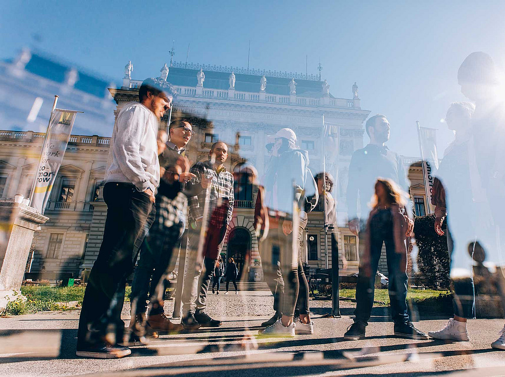 Group of people in front of the main building Photo: Uni Graz/Kanizaj ©Uni Graz/Kanizaj