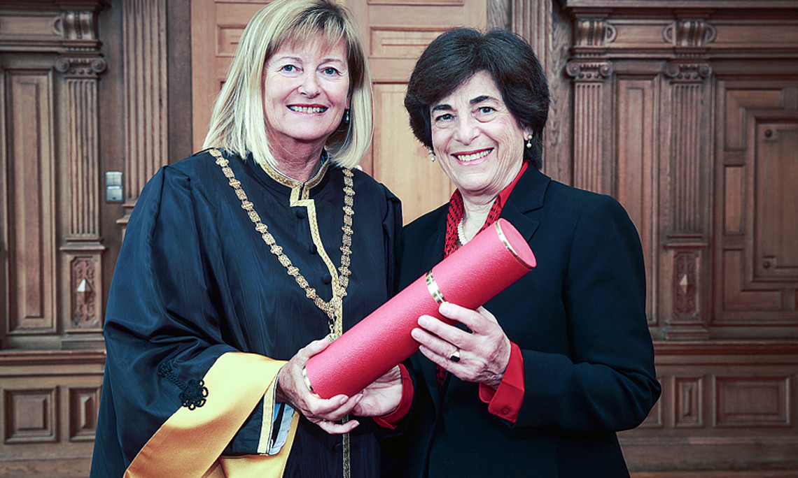 Rektorin Christa Neuper und Präsidentin Susan A. Cole, der der Titel „Ehrensenatorin der Karl-Franzens-Universität Graz“ verliehen wurde. Foto: Gasser.
