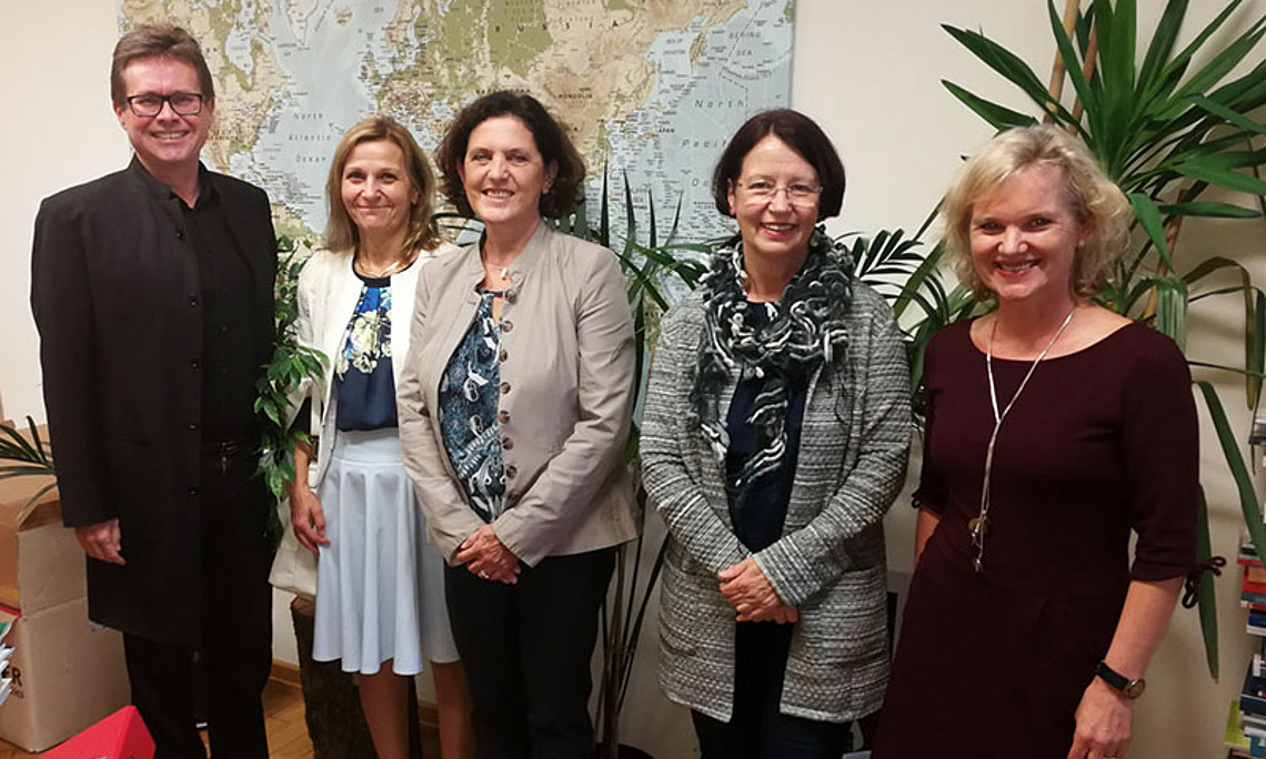 Foto: Martin Polaschek mit den Schulleiterinnen Angela Kaltenböck-Luef (VS Schönau), Maria Rossegger (VS Brockmannschule), Wilhelmine Riedl (VS am Jägergrund) und Sabine Schmölzer-Eibinger (v.l.). Foto: Universität Graz.
