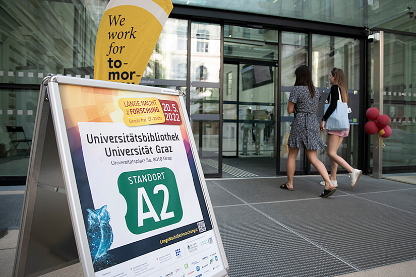Offene Türen bis 23 Uhr: Insgesamt nutzten in der Langen fast 2000 BesucherInnen die Chance, Forschung an der Uni Graz buchstäblich anzugreifen. Fotos: Uni Graz/Tzivanopoulos
