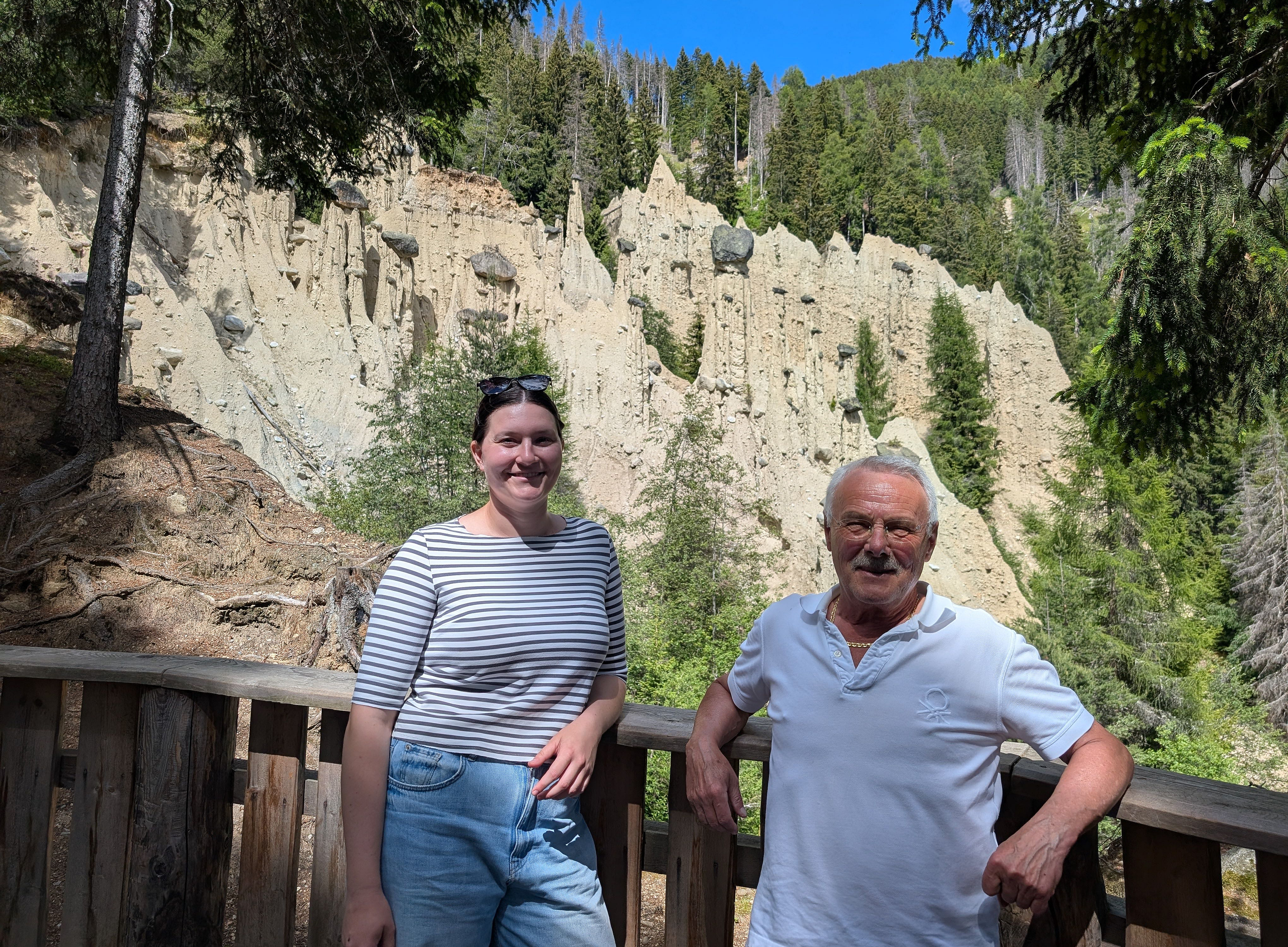Bild ©Theresa Rößler und Leihgeber Franz Aschenbrenner beim Forschungsaufenthalt in Südtirol/Alto Adige