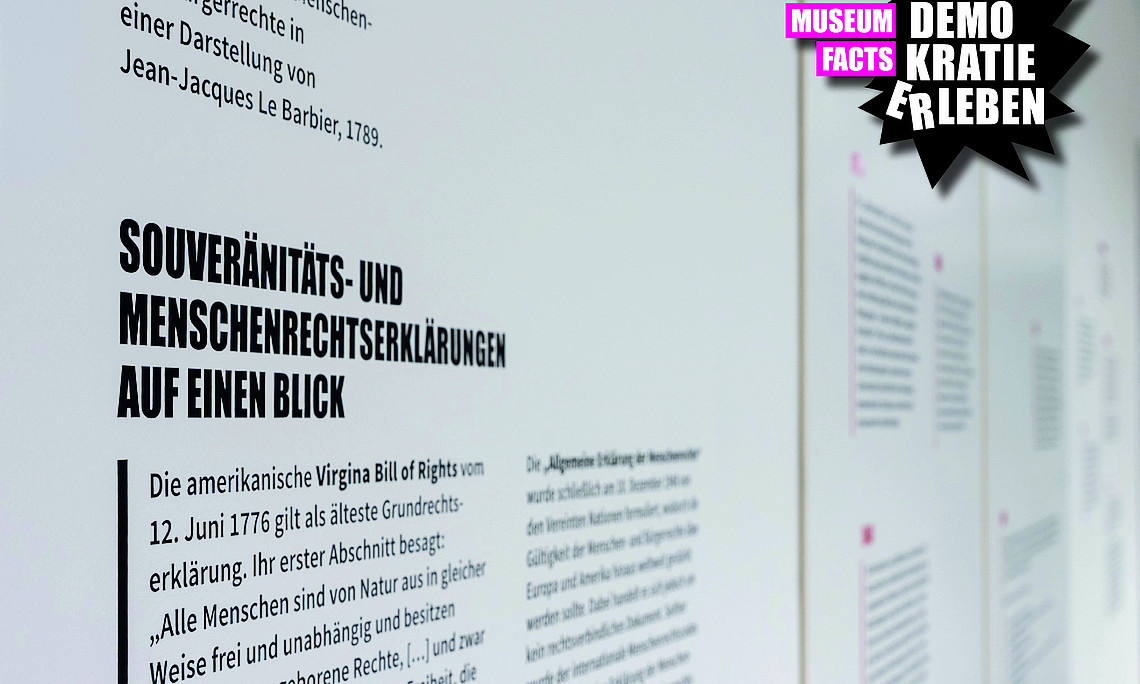 Sonderausstellung der Universitätsmuseen - Blick in die Ausstelllung mit der Tafel Souveränitätserklärungen auf einen Blick