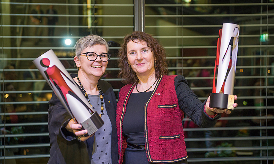 Uni Graz-Vizerektorin Renate Dworczak (l.) und TU Graz-Vizerektorin Andrea Hoffmann nahmen die Trophäen entgegen. Foto: Foto Fischer. 