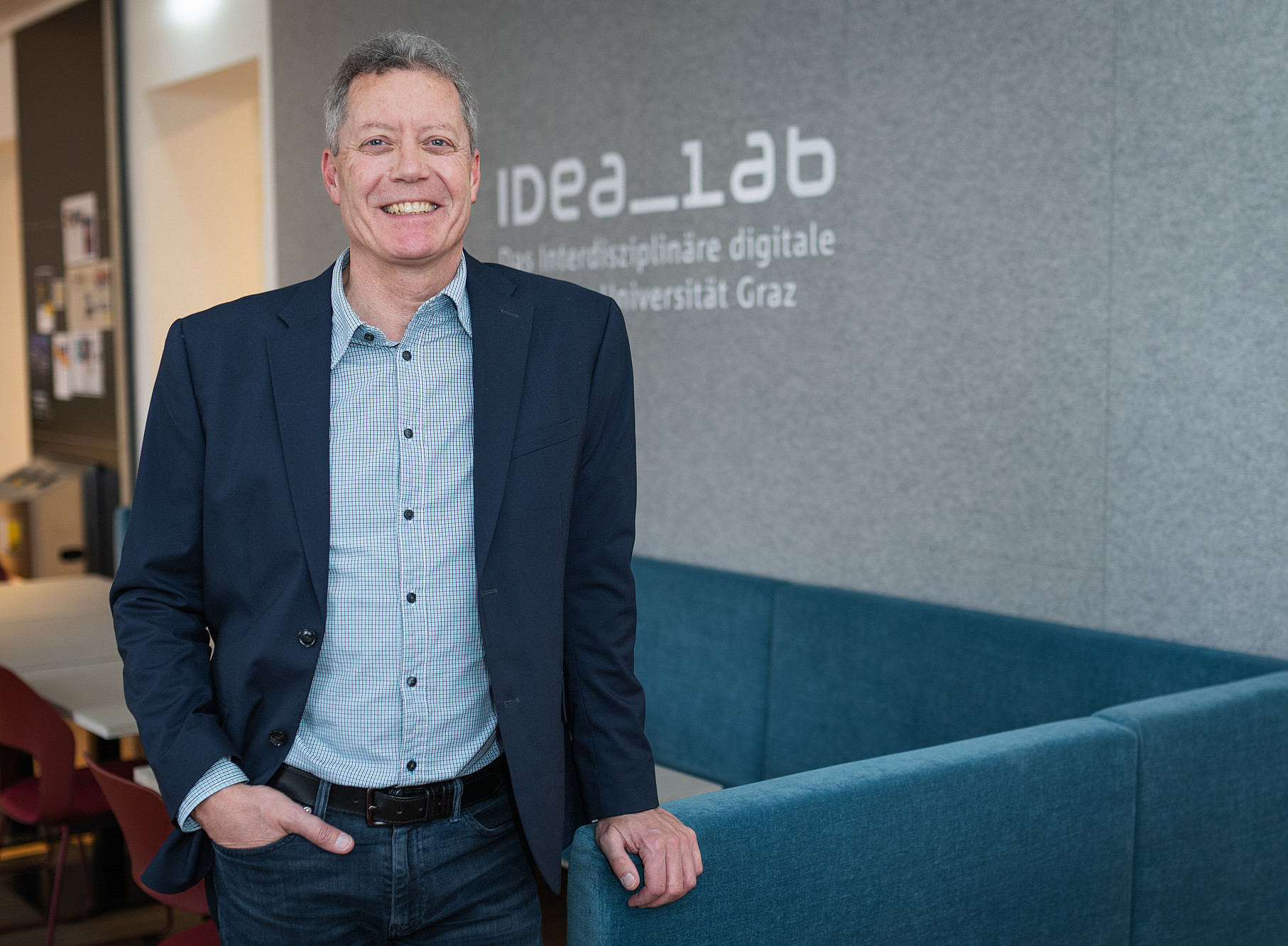 Ein Mann steht vor einem grauen Hintergrund ©Uni Graz/Angele