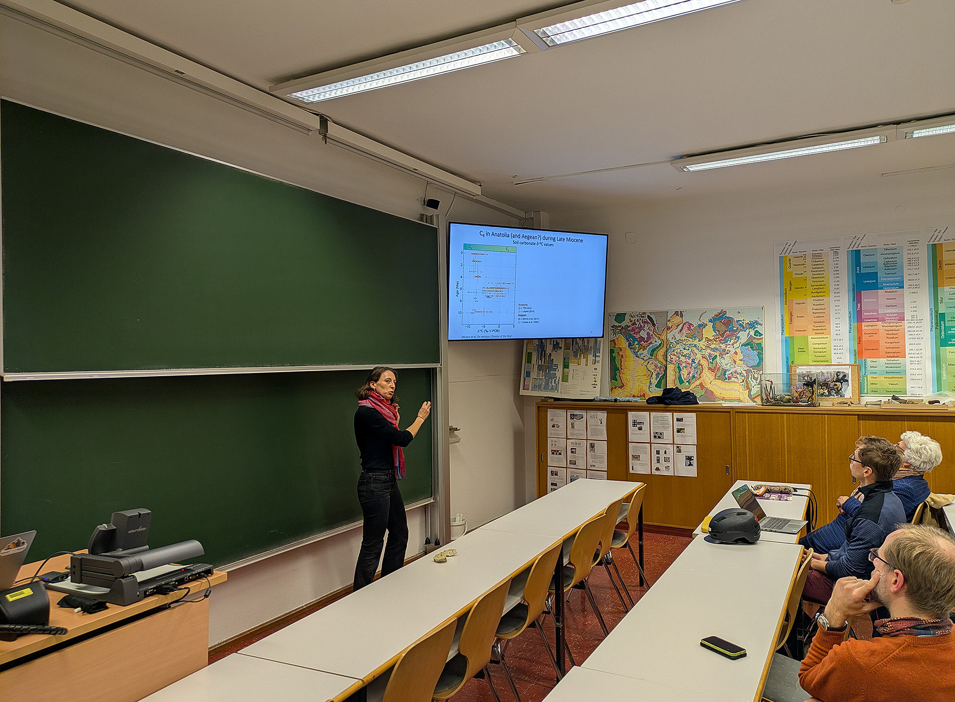 Eine Frau erklärt in einem Lehrsaal etwas, und zeigt eine Power Point Prräsentation dazu ©Uni Graz/Thomas Schweitzer