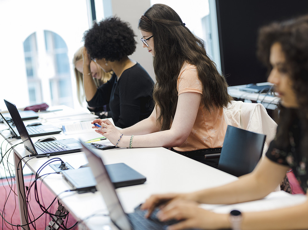 Lernende in einer English-Lesson vor dem Computer ©Uni Graz/Kanizaj