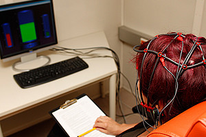 Ein einfaches Training mittels Neurofeedback hilft, die Gehirnleistung zu steigern.