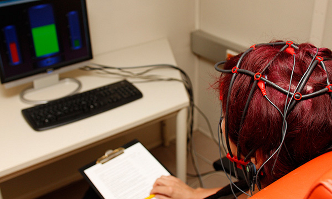 Mit der Kraft der Gedanken einen Balken am Computer steuern: Gezieltes Hirntraining mittels Neurofeedback hilft bei der Rehabilitation nach einem Schlaganfall. Für umfassende klinische Studien werden noch Testpersonen gesucht.