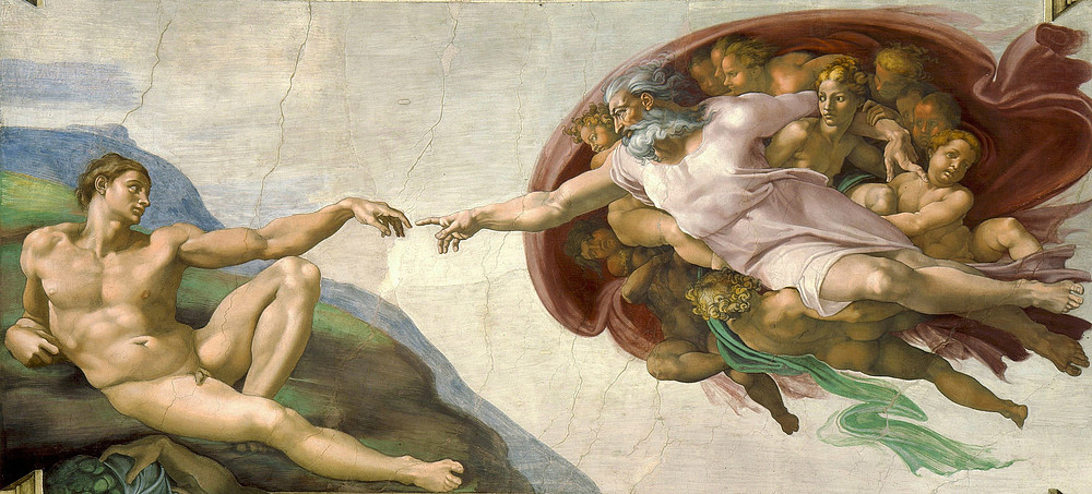 Die Erschaffung Adams von Michelangelo. eine männliche Gottesdarstellung reicht einem nackten Mann die Hand ©gemeinfrei