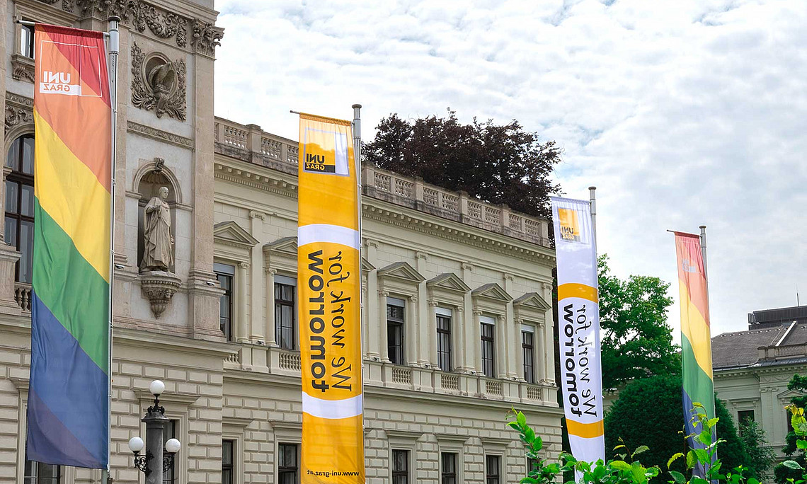 Die Uni Graz setzt mit den Regenbogenflaggen ein Zeichen für Gleichstellung, Chancengleichheit und Antidiskriminierung. 