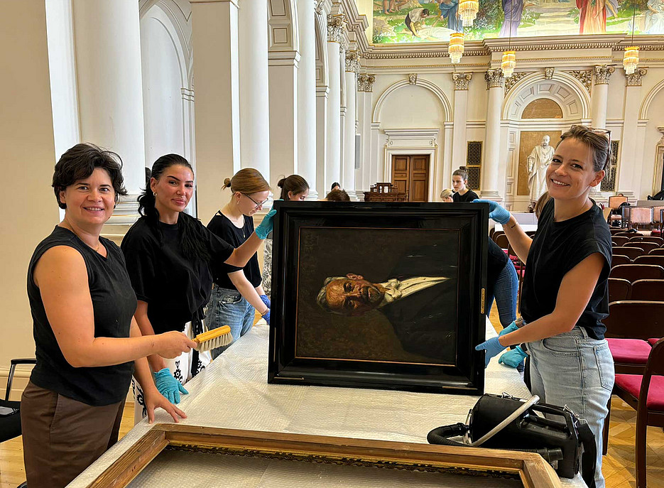 Die Restauratorinnen Eva Schantl (l.), Daria Lovrek (vorne r.) begleiten die Arbneit unter anderem von Stefanie Sperl und Annemarie Schnedl (r.) ©Uni Graz/Schweiger