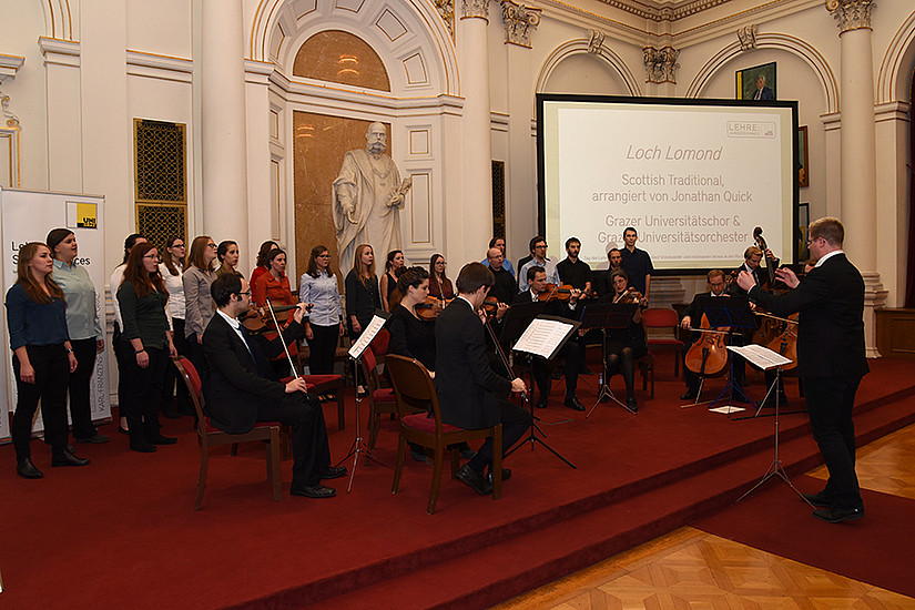 Uni-Chor und Uni-Orchester im Einklang: Kooperation stand auch bei der musikalischen Begleitung im Mittelpunkt