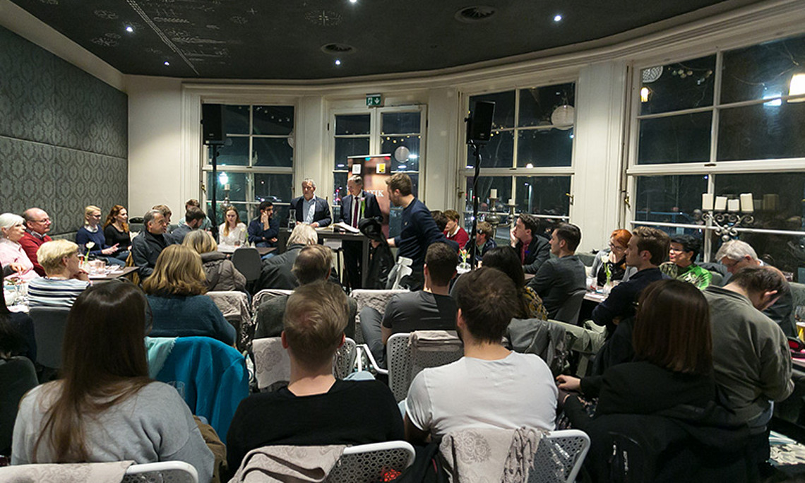 Rechtswissenschafter Markus Steppan lädt regelmäßig ins Politik Cafe im "Promenade" zur Diskussion ein. Foto: Wolf