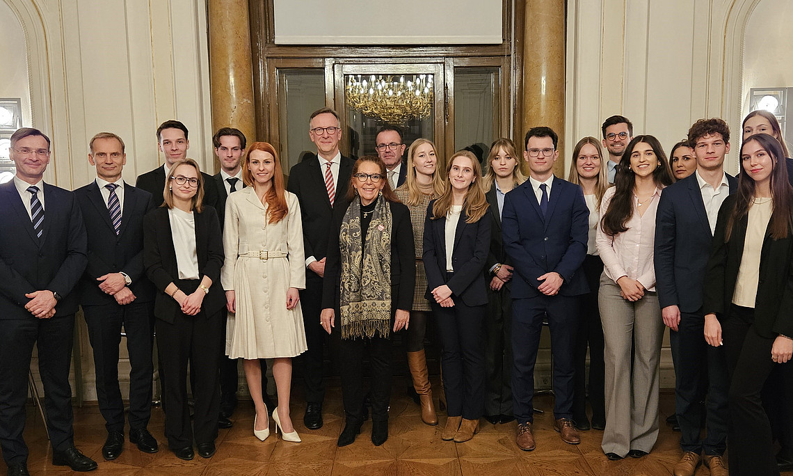 Gruppenbild im Festsaal des OLG Graz