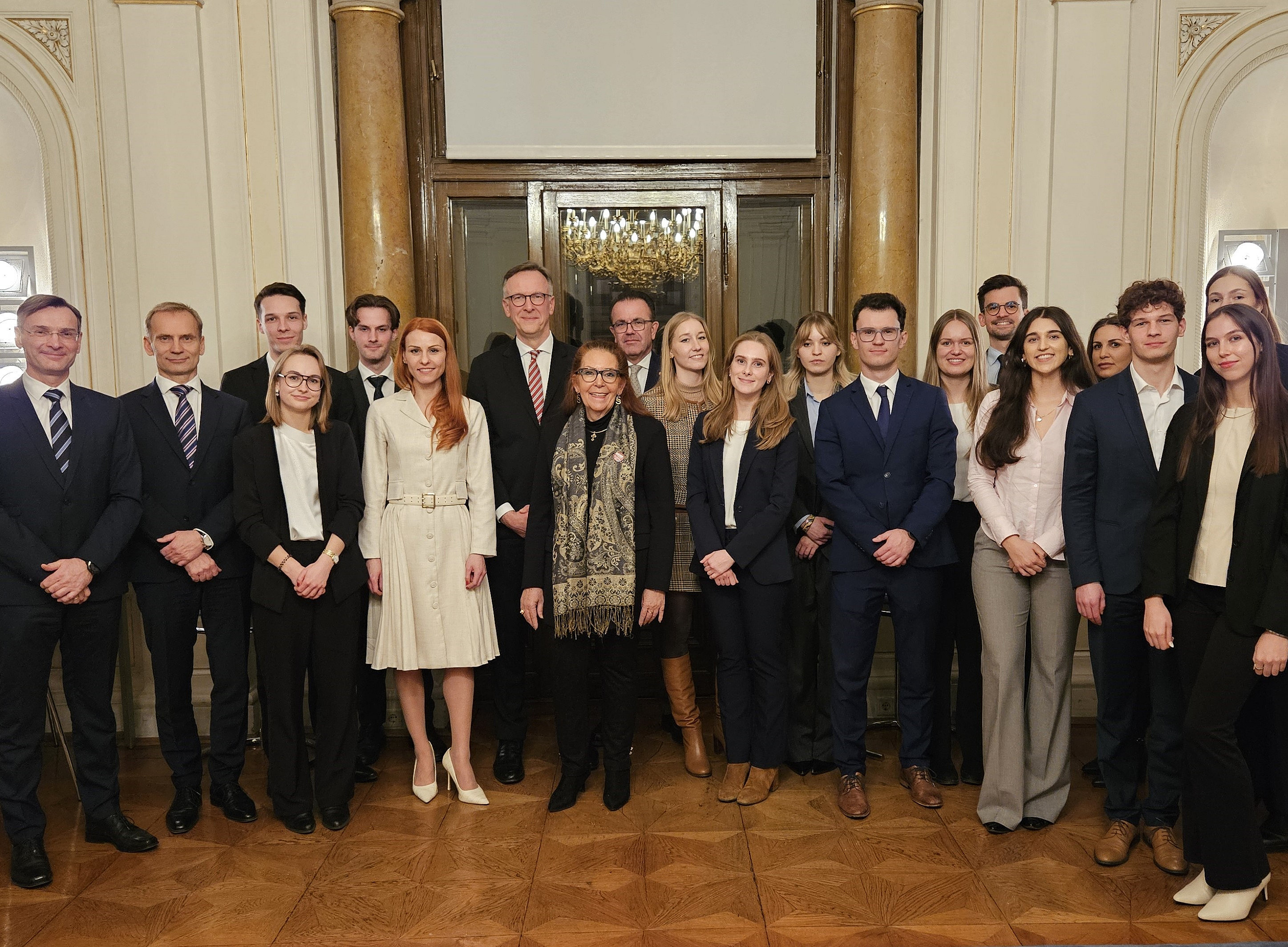 Gruppenbild im Festsaal des OLG Graz 