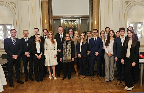 Gruppenbild im Festsaal des OLG Graz 