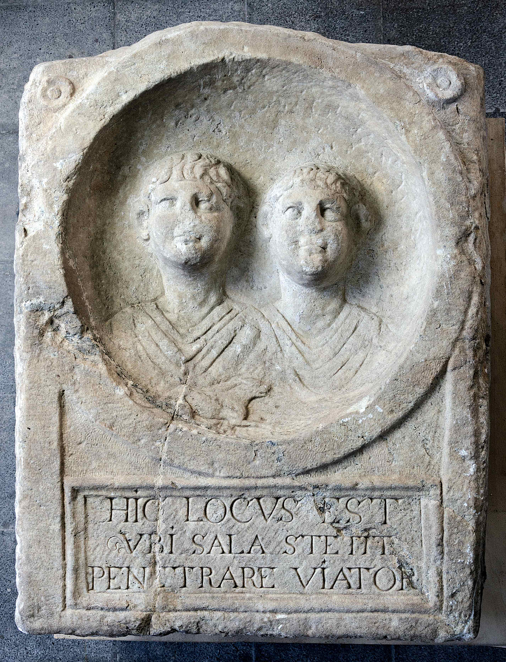 Grabporträt von zwei Knaben aus Virunum (Noricum). ©https://lupa.at/848 © Ubi Erat Lupa, Foto: Paul Victor Bayer 2021