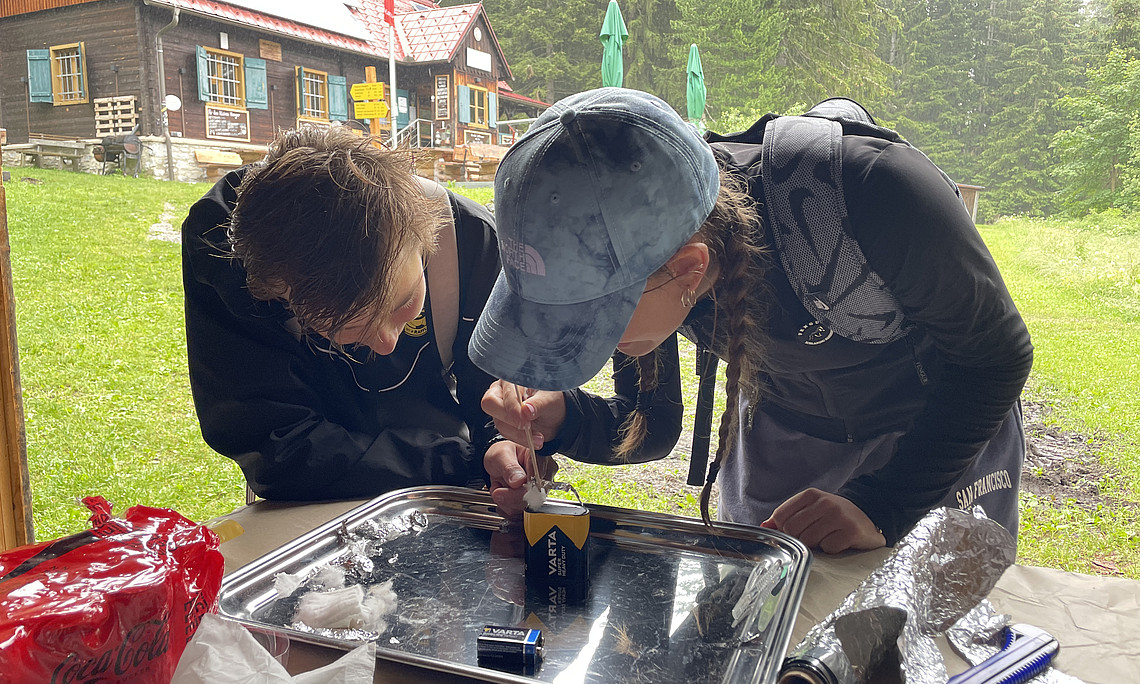 Schüler:innen beim Experimentieren