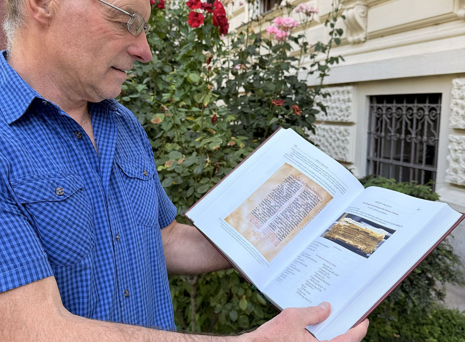Erich Renhart und Buch Ink and Faith_foto: Klingenberg 