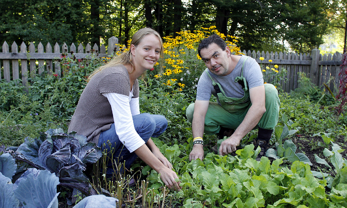 frau und Mann im Gartenbeet
