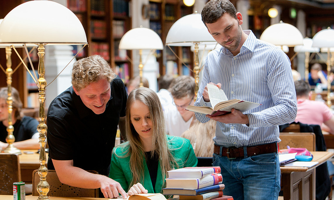 Gemeinsam Stark: Studierende und MitarbeiterInnen der steirischen Universitäten können ab sofort mit einem Ausweis Bücher an allen Uni-Bibliotheken ausleihen. Erforderlich ist eine einmalige Freischaltung im Online-System. Foto: Uni Graz/Lunghammer
