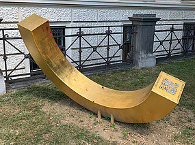 Ein zweiteiliges Denkmal erinnert an Octavia Aigner-Rollett, die erste Medizinerin, die in Graz eine Praxis eröffnete. Ein Teil des Rings steht beim Hauptgebäude, der andere beim Paulustor. 