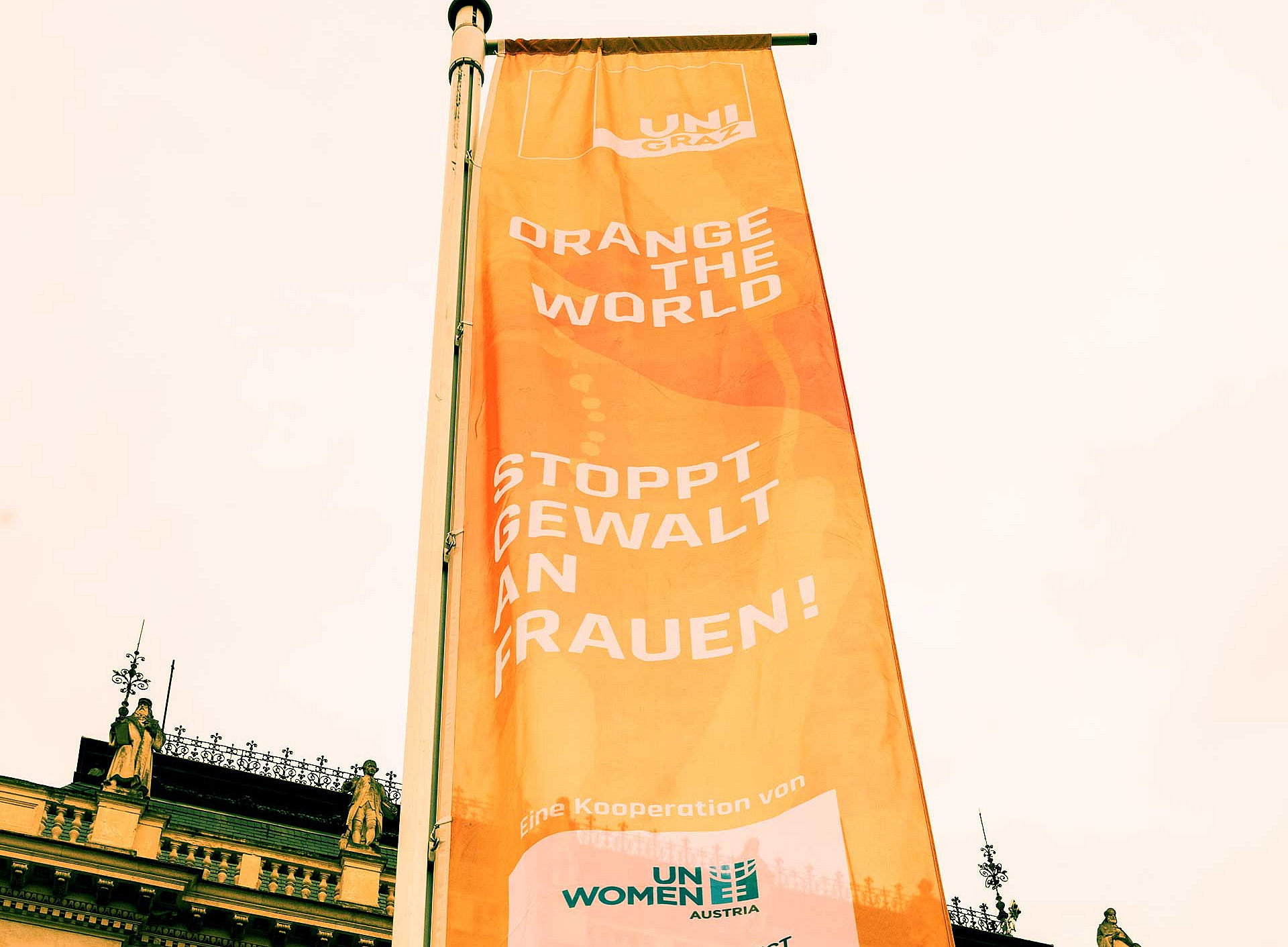 Orange Fahne vor dem Hauptgebäude 