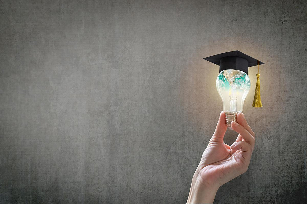 Hand holds light with graduation head ©Chinnapong- stock.adobe.com 
