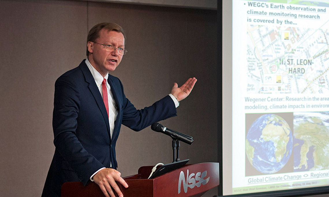 Vernetzt das Wegener Center mit China: der neu ernannte Honorarprofessor auf Lebenszeit Gottfried Kirchengast. Foto: NSSC/CAS HR Office