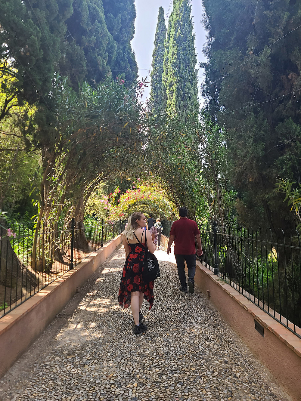 Frau geht auf Kiesweg ©Desiree Kometter | Global Diary