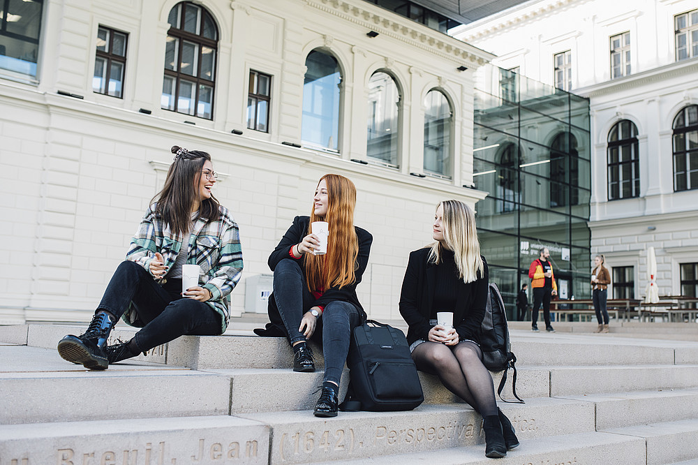 studierende vor den stufen der bibliothek ©Uni Graz/Kanizaj