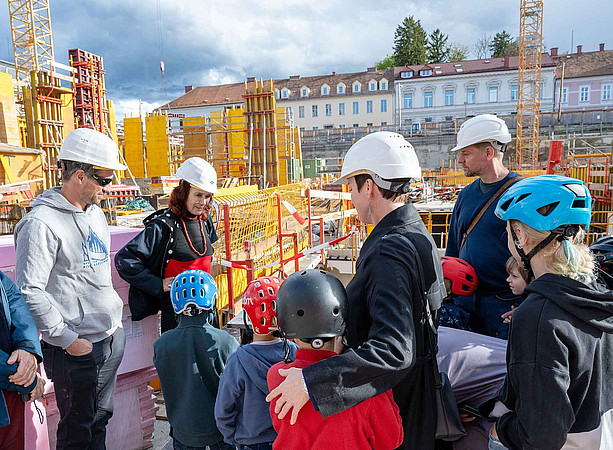 Kinder und Architektin auf der Baustelle 
