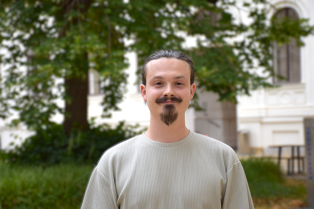 Portrait von Clemens Wurzinger im Innenhof der Uni Graz, Hauptgebäude ©Ulrike Freitag, Uni Graz