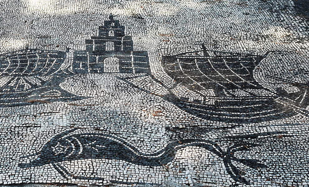 Mosaik mit zwei Schiffen und Delfin
