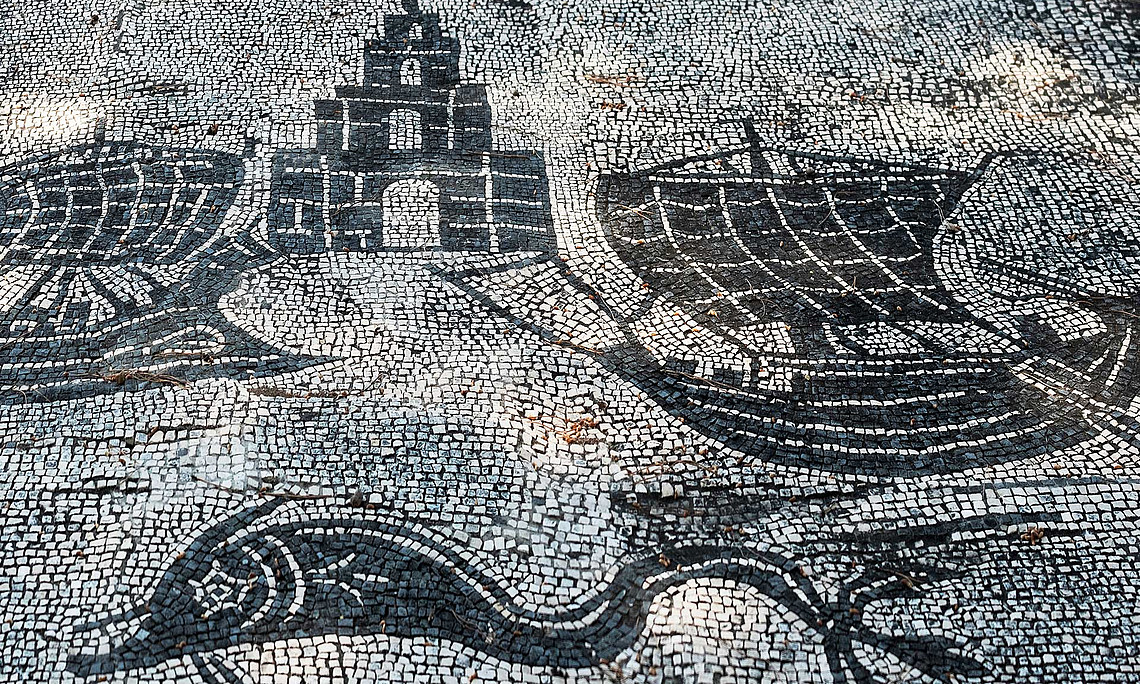 Mosaik mit zwei Schiffen und Delfin
