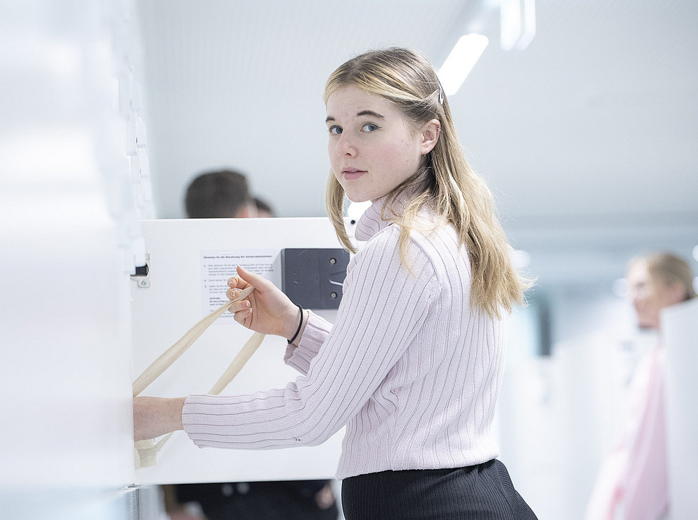 A student uses a locker. ©Uni Graz/Tzivanopoulos