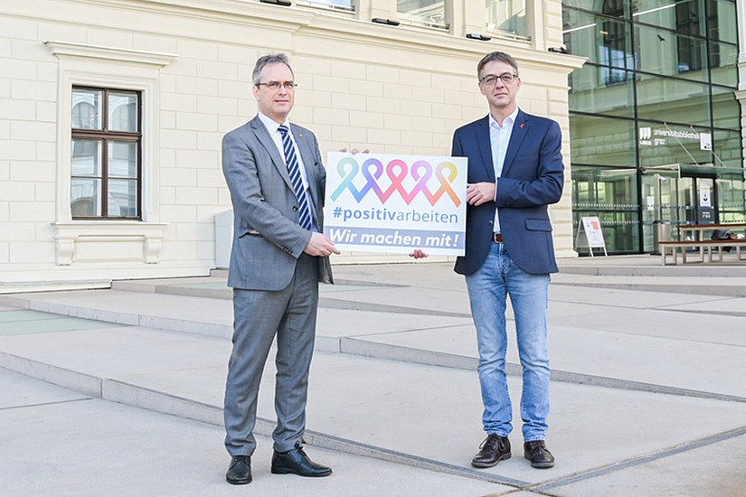 Deklaration gegen Diskriminierung: Vizerektor Peter Riedler (links) und Manfred Rupp, Leiter der AIDS-Hilfe Steiermark. Foto: Uni Graz/Tzivanopoulos 
