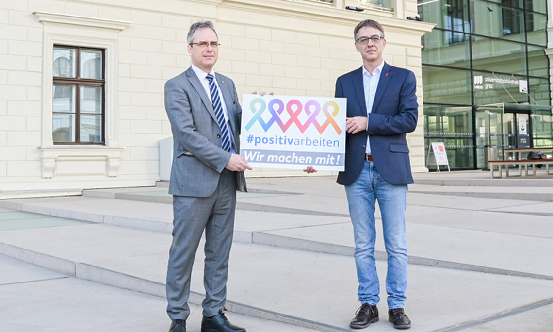 Deklaration gegen Diskriminierung: Vizerektor Peter Riedler (links) und Manfred Rupp, Leiter der AIDS-Hilfe Steiermark. Foto: Uni Graz/Tzivanopoulos 