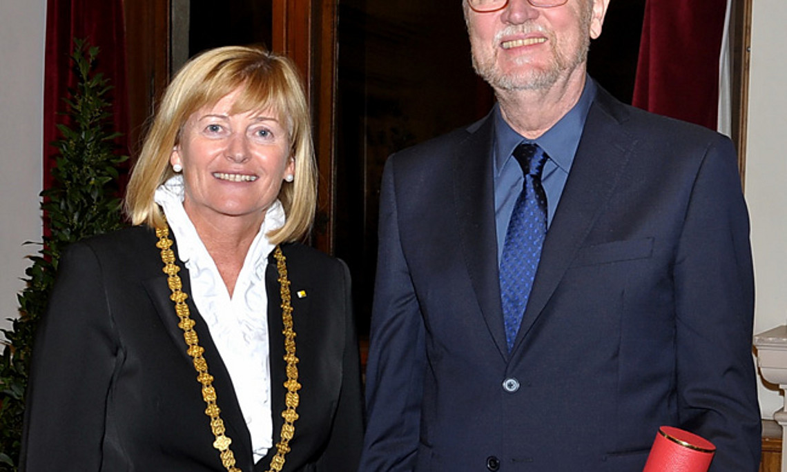 Rektorin Christa Neuper mit Prof. Georg Schreyögg, Ehrendoktor der Uni Graz