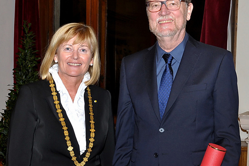 Rektorin Christa Neuper mit Prof. Georg Schreyögg, Ehrendoktor der Uni Graz