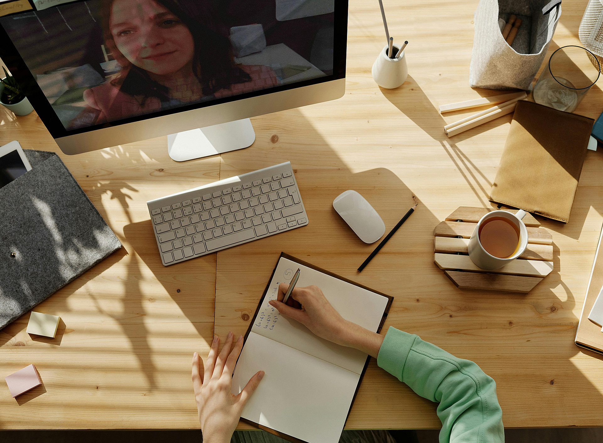 Jemand arbeitet an einem Schreibtisch ©Pexels: Julia M Cameron