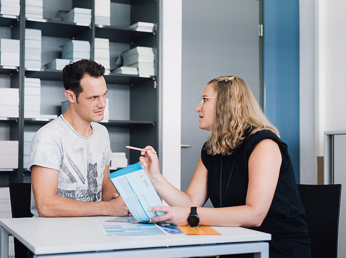 Consultation between young man and woman in the office ©Uni Graz/Kanizaj