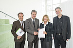 WIFI-Leiter Peter Hochegger, WKO Steiermark Direktor Karl-Heinz Dernoscheg, Rektorin Christa Neuper und der wissenschaftliche Projektleiter Martin Arendasy von der Uni Graz (v.l.). Foto: Fischer 