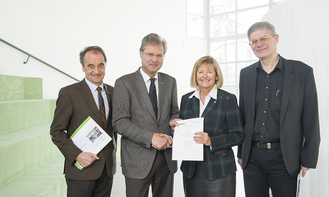 WIFI-Leiter Peter Hochegger, WKO Steiermark Direktor Karl-Heinz Dernoscheg, Rektorin Christa Neuper und der wissenschaftliche Projektleiter Martin Arendasy von der Uni Graz (v.l.). Foto: Fischer