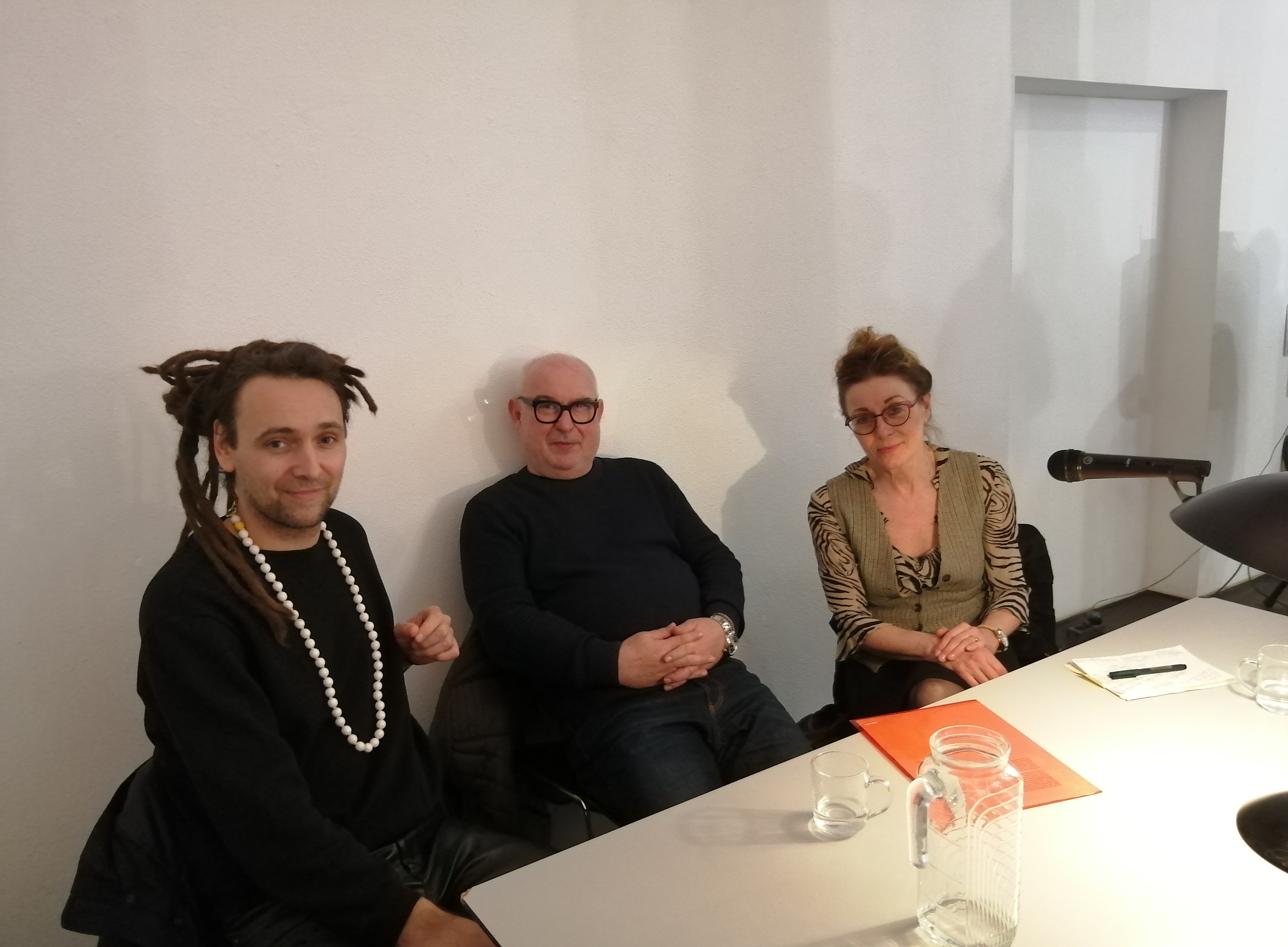 3 Personen sitzen an einem Tisch ©Julia Eulenstein