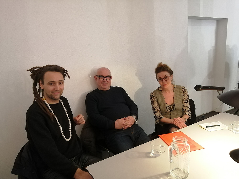 zwei Männer und eine Frau sitzen an einem Tisch ©Julia Eulenstein