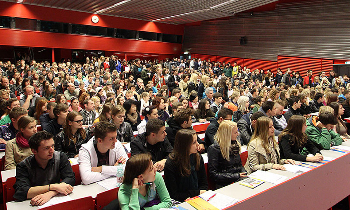 Am 4. April 2013 bekommen Studieninteressierte Einblicke ins Uni-Leben.