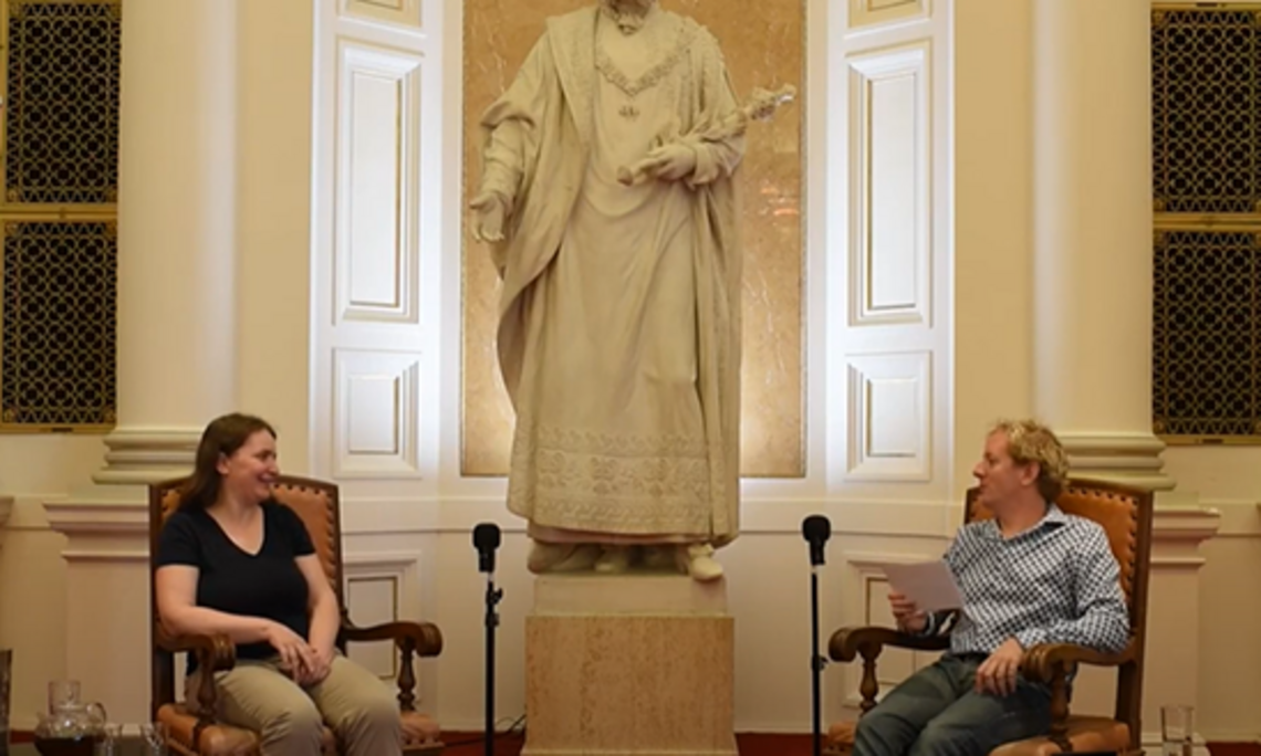 In der aktuellen Ausgabe des "Geschmackslabor-Gespräche"-Podcasts spricht Fritz Treiber mit der Molekularbiologin Brigitte Pertschy. Demnächst dreht sich alles ums Essen und Trinken im Mittelalter. Foto: Uni Graz/YouTube. 
