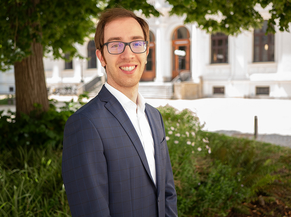 Stefan Königshofer, Institut für Zivilverfahrensrecht und Insolvenzrecht, im Innenhof des Hauptgebäudes der Universität Graz. ©Uni Graz/Roland Radlinger